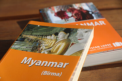 Bild des ersten und de aktuellen Stefan Loose Travelhandbuches Myanmar